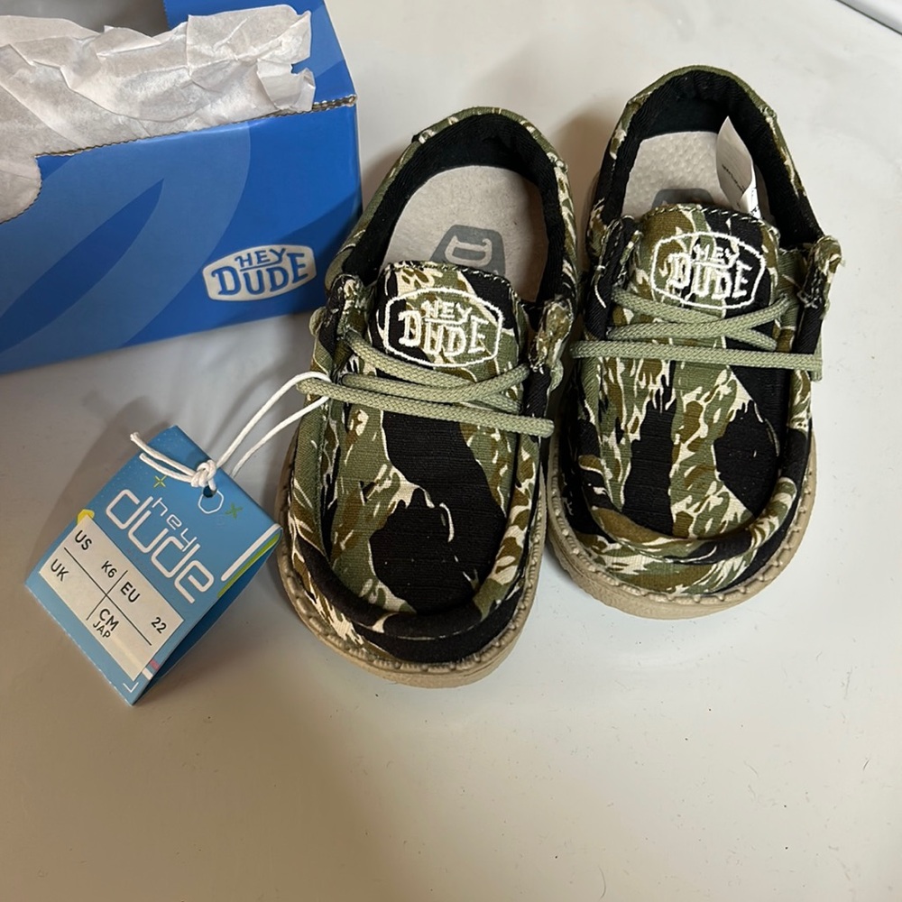 Hey Dude Tiger Stripe Camo shoes Size 6 NWT
